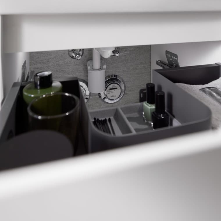 Clever storage space thanks to optional drawer inserts and organising boxes – for better organisation and tidiness. Easy access to the water seal also makes care and maintenance a breeze Clever storage space thanks to optional drawer inserts and organising boxes – for better organisation and tidiness. Easy access to the water seal also makes care and maintenance a breeze