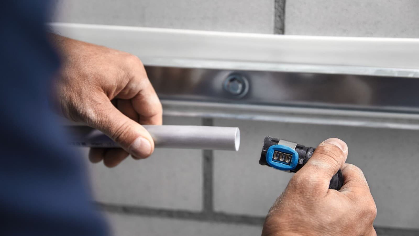 The Geberit FlowFit fitting can be fitted directly once cut to length The Geberit FlowFit fitting can be fitted directly once cut to length