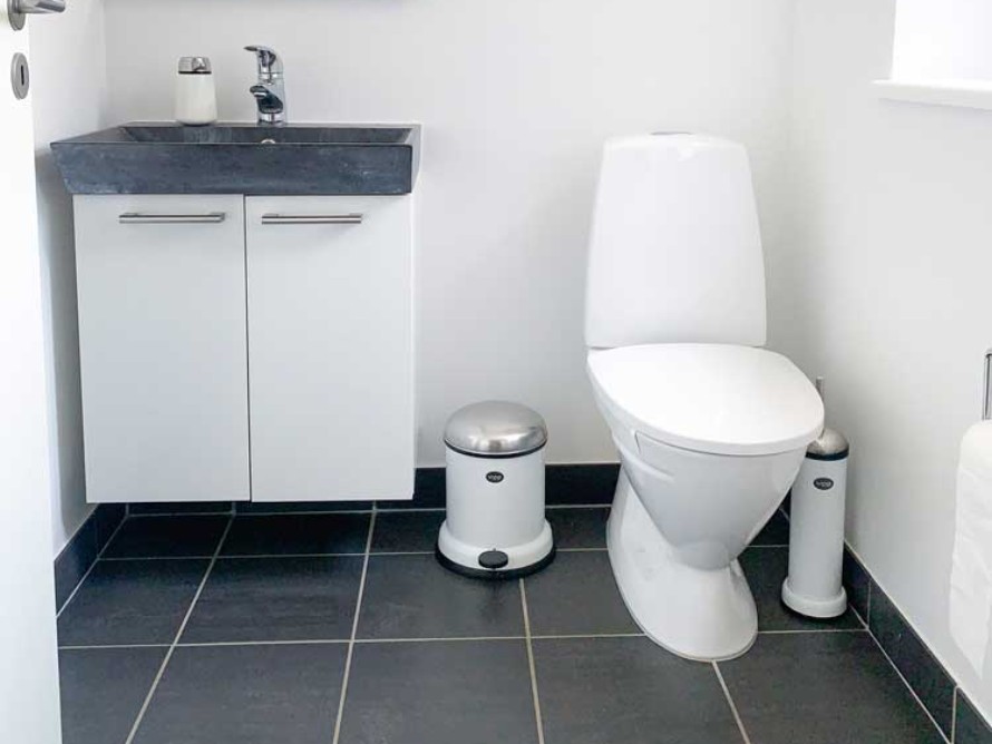 Replacement of floor-standing toilet