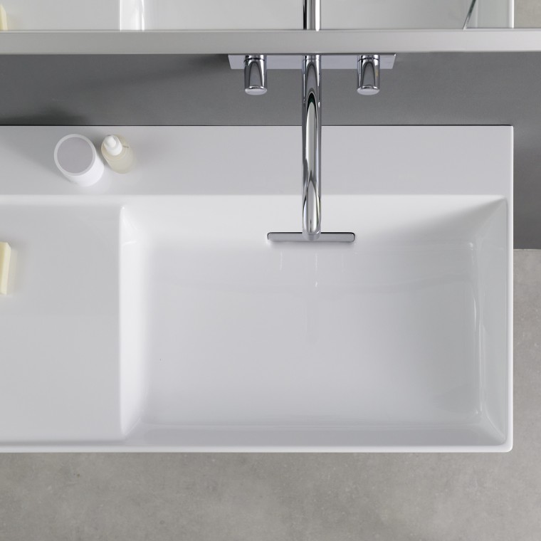 Geberit ONE washbasin with asymmetrical lateral shelf surface Geberit ONE washbasin with asymmetrical lateral shelf surface
