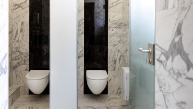 Rimless WC ceramics from the Acanto bathroom series (© Opernhaus Chemnitz / Nasser Hashemi)