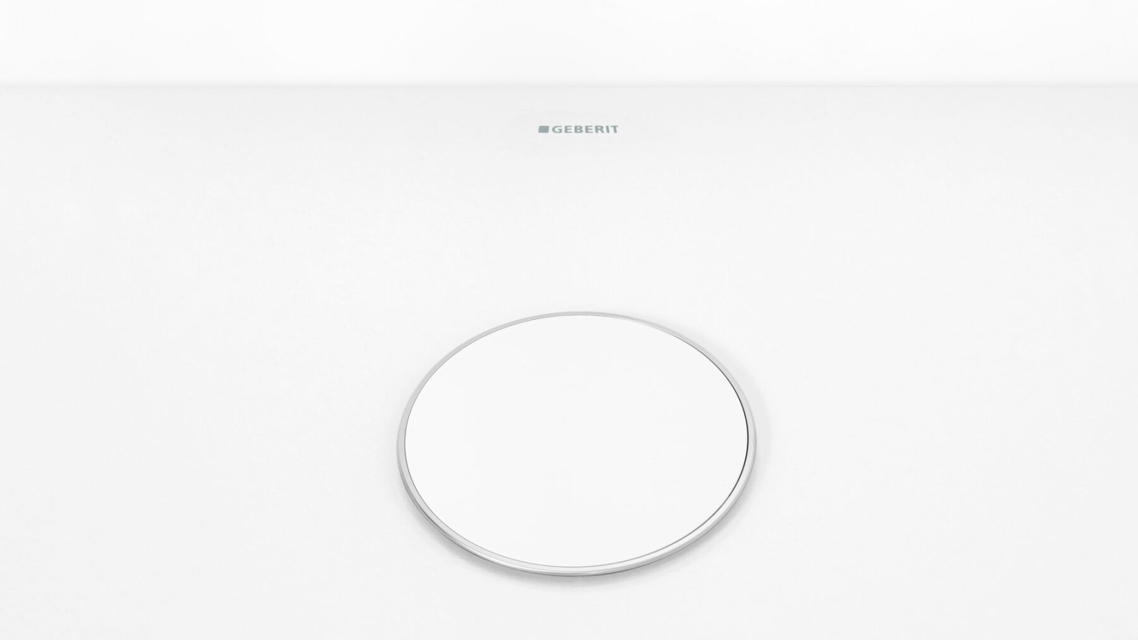 Drain cover in white with discreet chrome rim Drain cover in white with discreet chrome rim