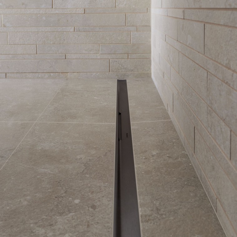 The water runs off via an elegant stainless-steel profile. The water runs off via an elegant stainless-steel profile.