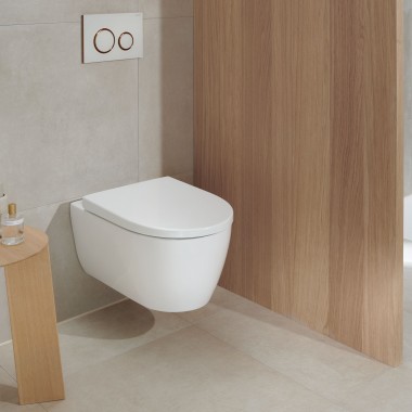A white WC ceramic appliance in a bathroom with wooden elements still looks modern even after many years (here: Geberit iCon WC and Geberit Sigma20 actuator plate) A white WC ceramic appliance in a bathroom with wooden elements still looks modern even after many years (here: Geberit iCon WC and Geberit Sigma20 actuator plate)