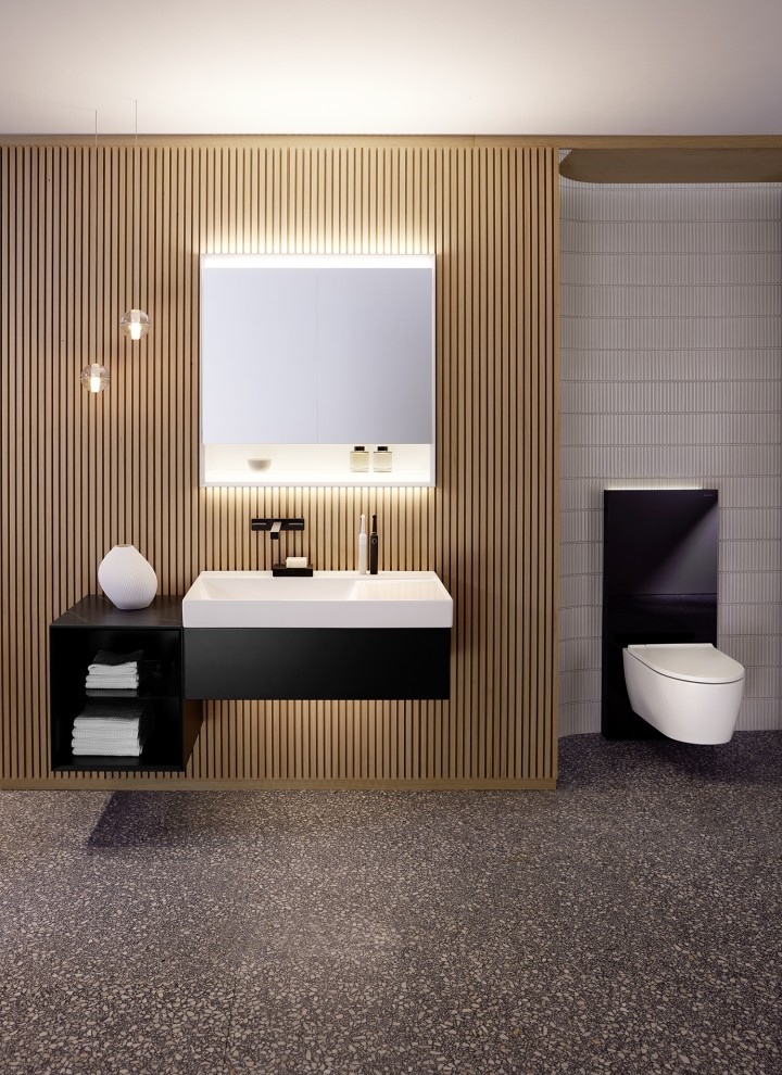 Geberit ONE with single washplace and Monolith Plus in black glass (© Geberit)