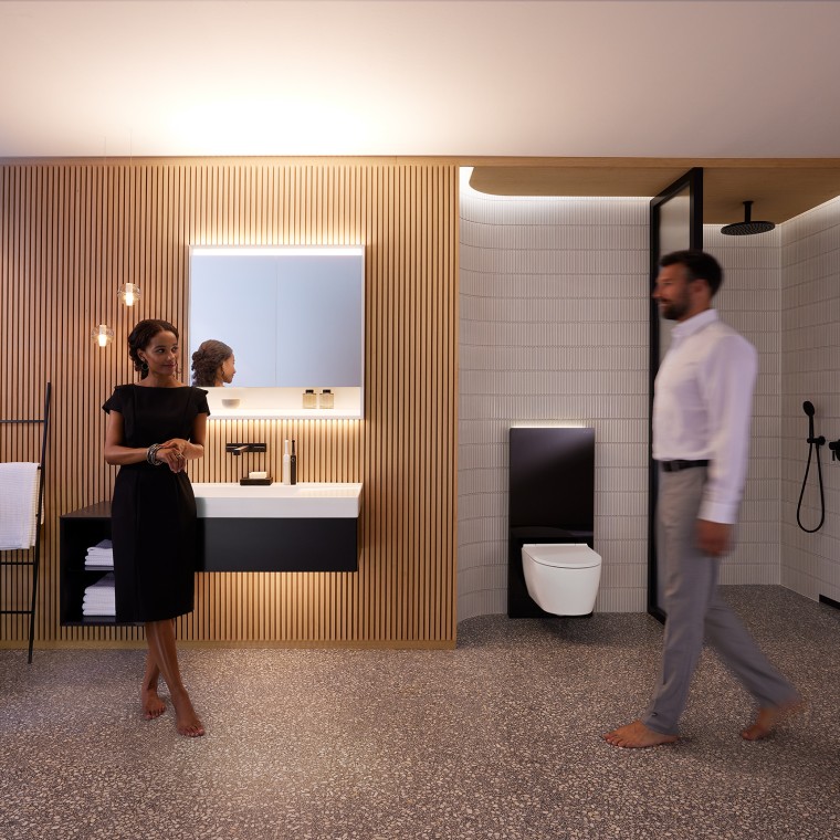 Man and woman in perfectly lit bathroom with Geberit ONE bathroom furniture and ceramic appliances (© Geberit) Man and woman in perfectly lit bathroom with Geberit ONE bathroom furniture and ceramic appliances (© Geberit)