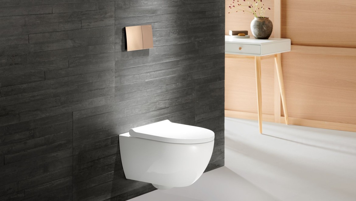 Geberit Acanto WC with Geberit Sigma70 flush plate in rose gold