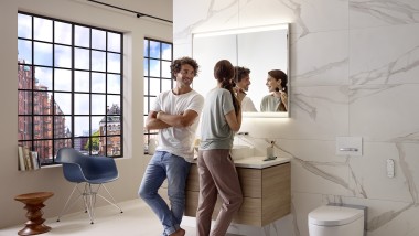 Morning or night, the Geberit ComfortLight mirror offers the perfect lighting conditions at all times