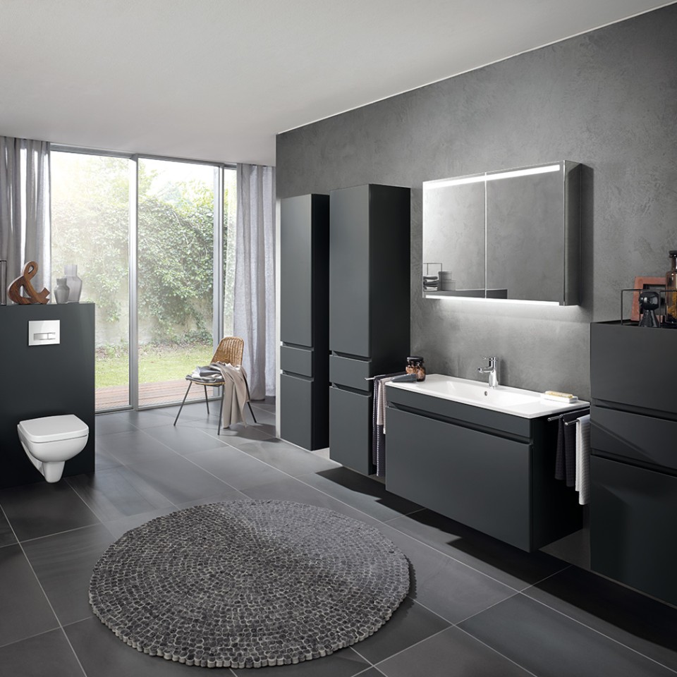 Geberit Renova Plan bathroom with toilet, bidet, washbasin and furniture