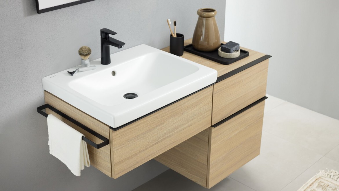 Washplace with Geberit iCon lay-on washbasin in white matt and black matt bathroom accessories