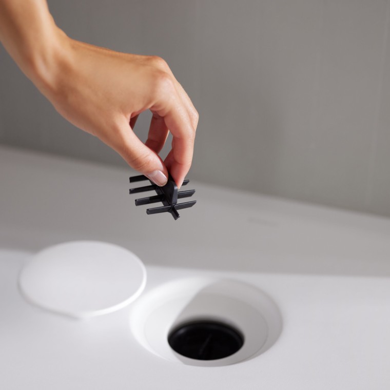 Hair catcher integrated into the drain of the Geberit Setaplano shower surface