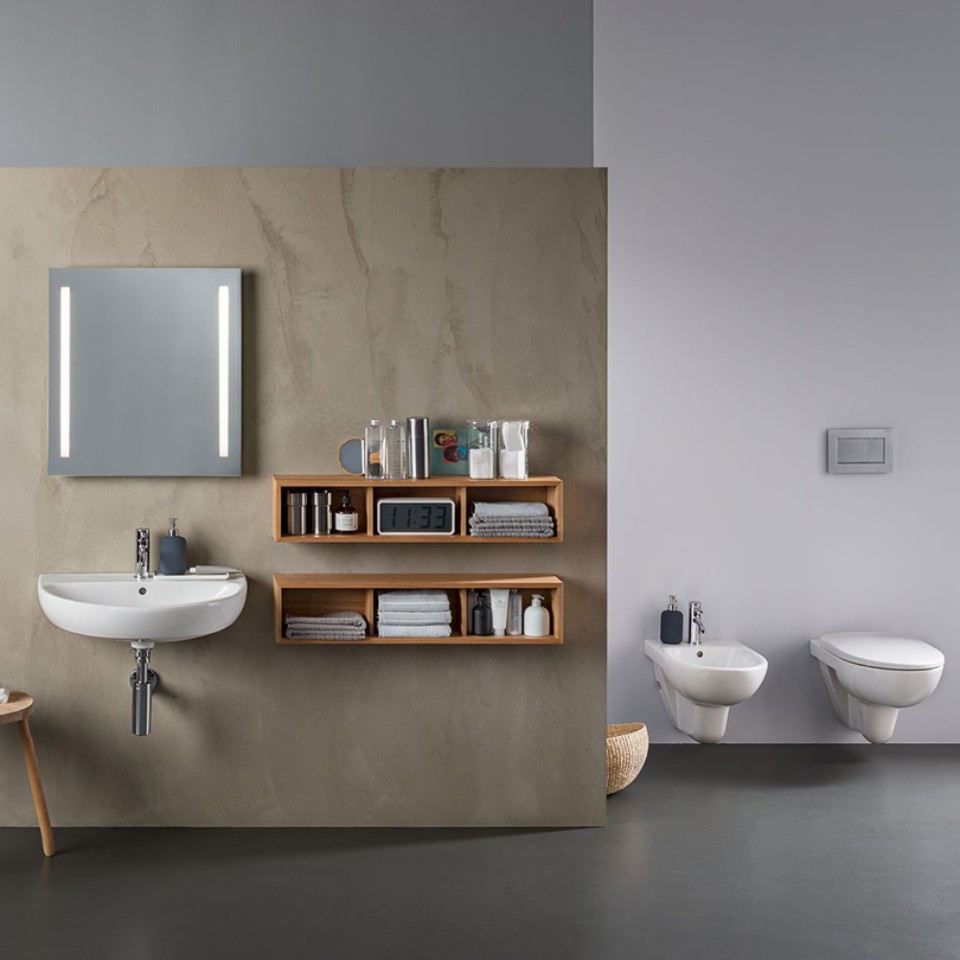 Bathroom with Geberit Selnova toilet and washbasin and Geberit actuatorplate Sigma21