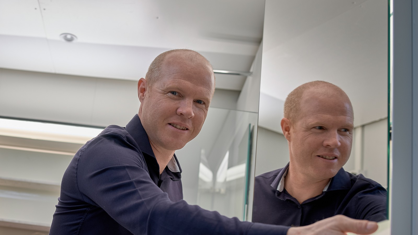 Lighting expert Andreas Janser in the light laboratory at Geberit headquarters in Rapperswil-Jona, Switzerland (© Geberit)