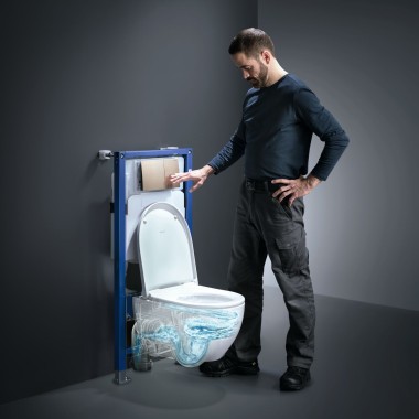 Man actuates the TurboFlush technology of a Geberit Acanto toilet