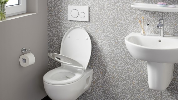 Wall-hung WC on a wall with terrazzo tiles