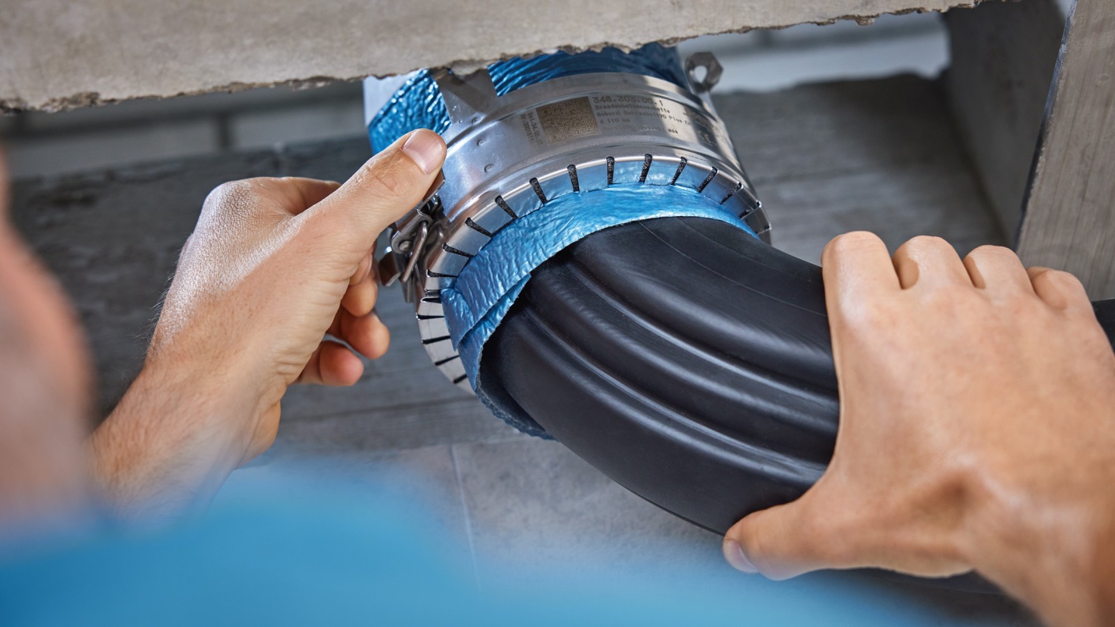 Installation of the Geberit Rohrschott90 Plus on the Geberit BottomTurn bend