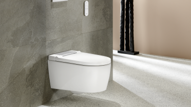 Bathroom with Geberit AquaClean Sela in white and Geberit Sigma20 flush plate