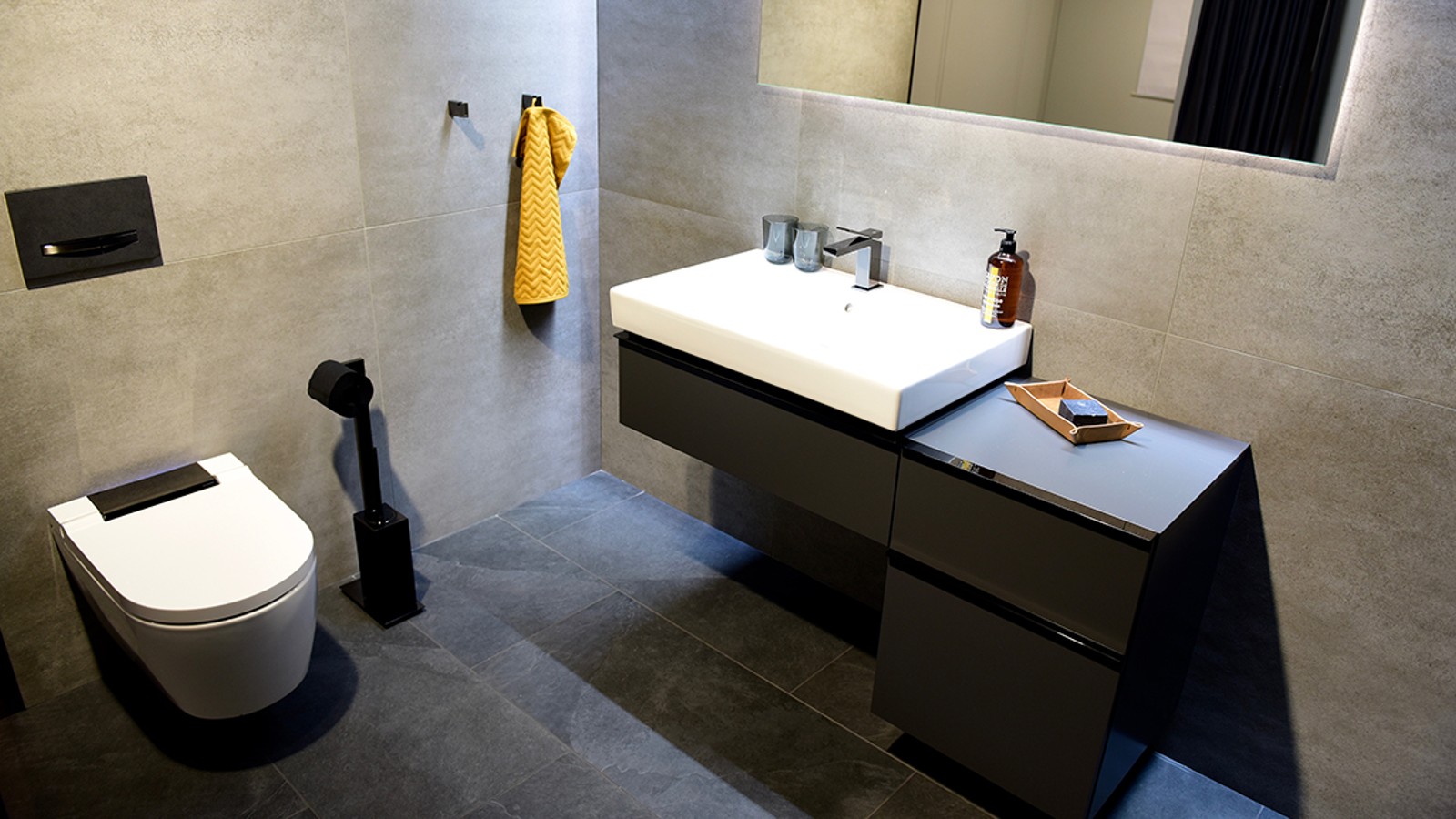 Minimalist look with black chrome in the bathroom