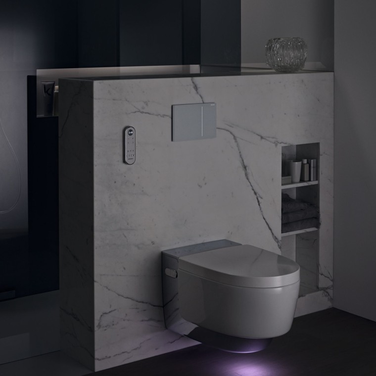 Geberit AquaClean Mera Comfort chrome with orientation light (© Geberit) Geberit AquaClean Mera Comfort chrome with orientation light (© Geberit)