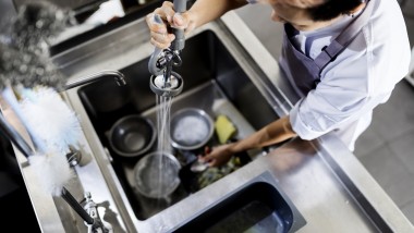 The Geberit Silent-PP drainage system can be used in commercial kitchens to discharge waste water containing oil and grease via a grease trap (© Shutterstock).