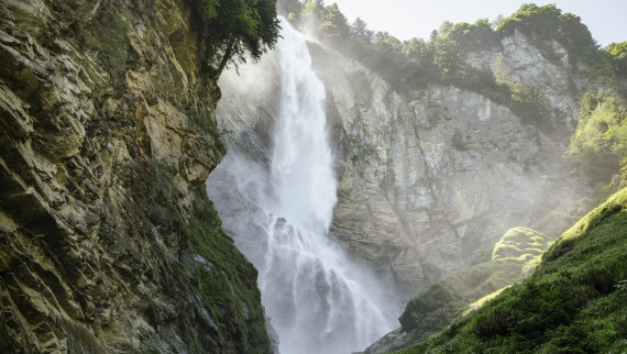 Imposing waterfall in a green landscape (© Geberit)