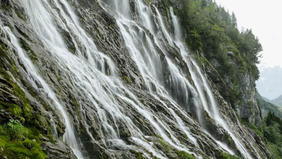 Impressive waterfall in a green landscape (© Geberit) Impressive waterfall in a green landscape (© Geberit)