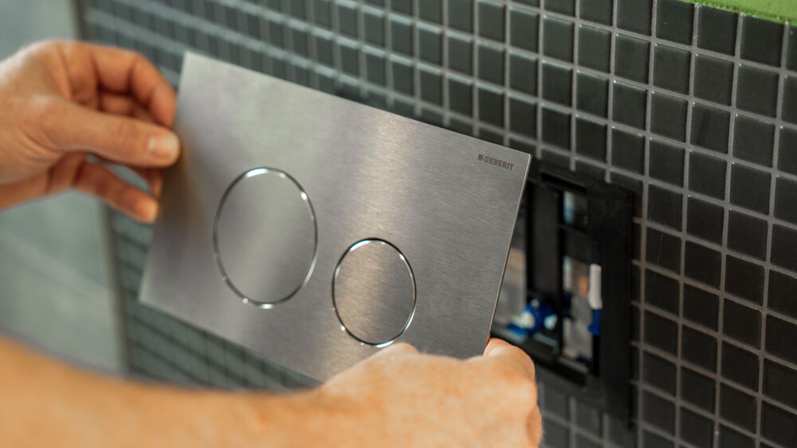 Snapping the Sigma40 actuator plate into the mounting frame