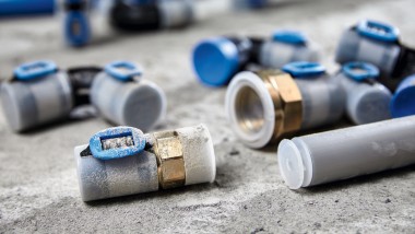 Geberit FlowFit fittings and pipes are protected against dirt and contamination with protective caps