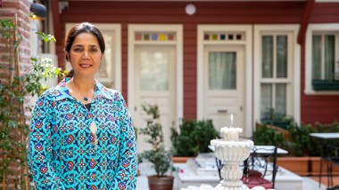 Restauration expert and hotel owner: Deniz Alkan in the courtyard of the specially converted Hotel Turkish House in Istanbul (© Haydar Erçin)