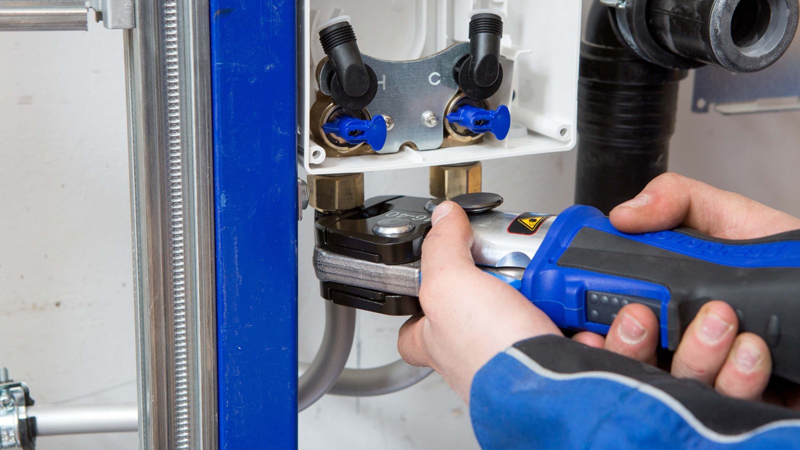 Geberit FlowFit is uncomplicated and quick to install (© Geberit) Geberit FlowFit is uncomplicated and quick to install (© Geberit)