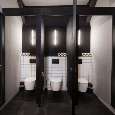 The sanitary rooms with Geberit products set modern accents in the traditional half-timbered house (© Geberit)