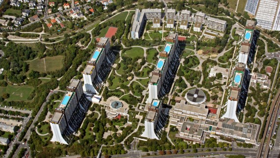 The swimming pools on the seven roofs are the centrepiece of the complex. (© Julius Silver) The swimming pools on the seven roofs are the centrepiece of the complex. (© Julius Silver)