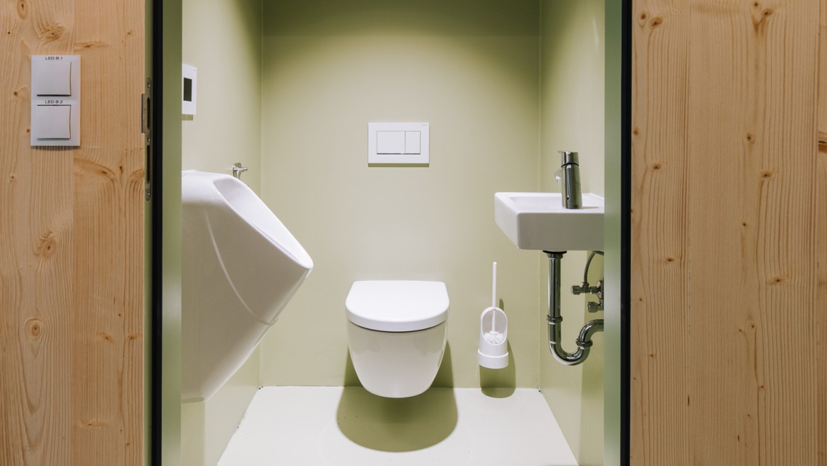The bathrooms are fitted with Geberit Renova Plan ceramics (© Christian Repnik) The bathrooms are fitted with Geberit Renova Plan ceramics (© Christian Repnik)