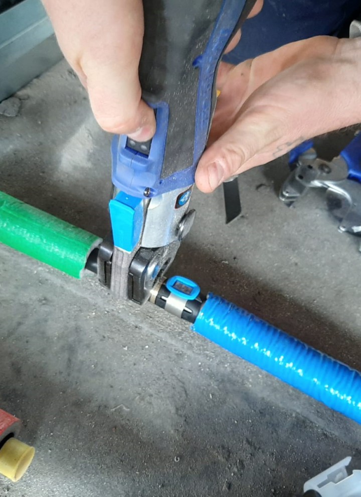 The new Geberit FlowFit pressing system in use (© Geberit)