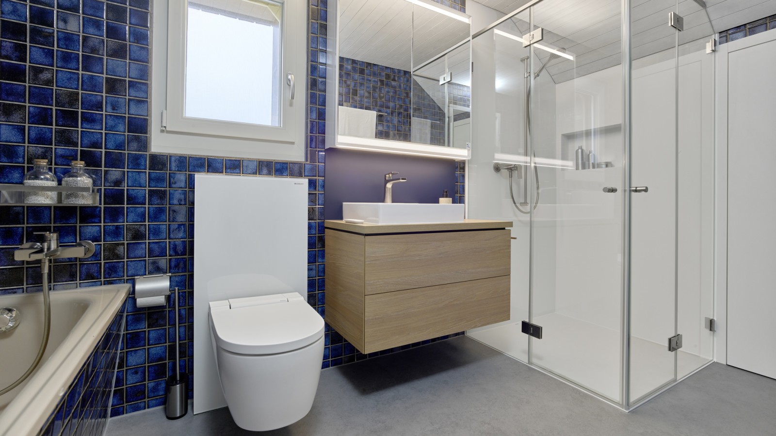 The new bathroom is tidy, functional and modern (© Ben Huggler)