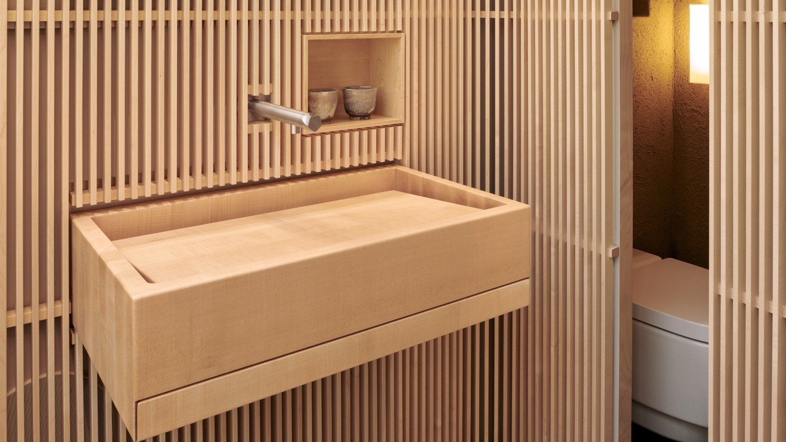 The toilet as a place of refuge: no unnecessary visual stimuli – and a shower toilet from Geberit. (© David Willen Studio) The toilet as a place of refuge: no unnecessary visual stimuli – and a shower toilet from Geberit. (© David Willen Studio)