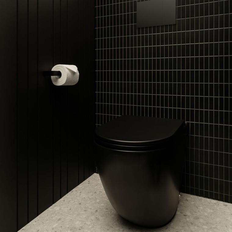 From innovative drainage systems to timeless materials – every detail tells a story of passion and precision. In the toilet, the actuator plate Sigma70 (© Alyne Media)