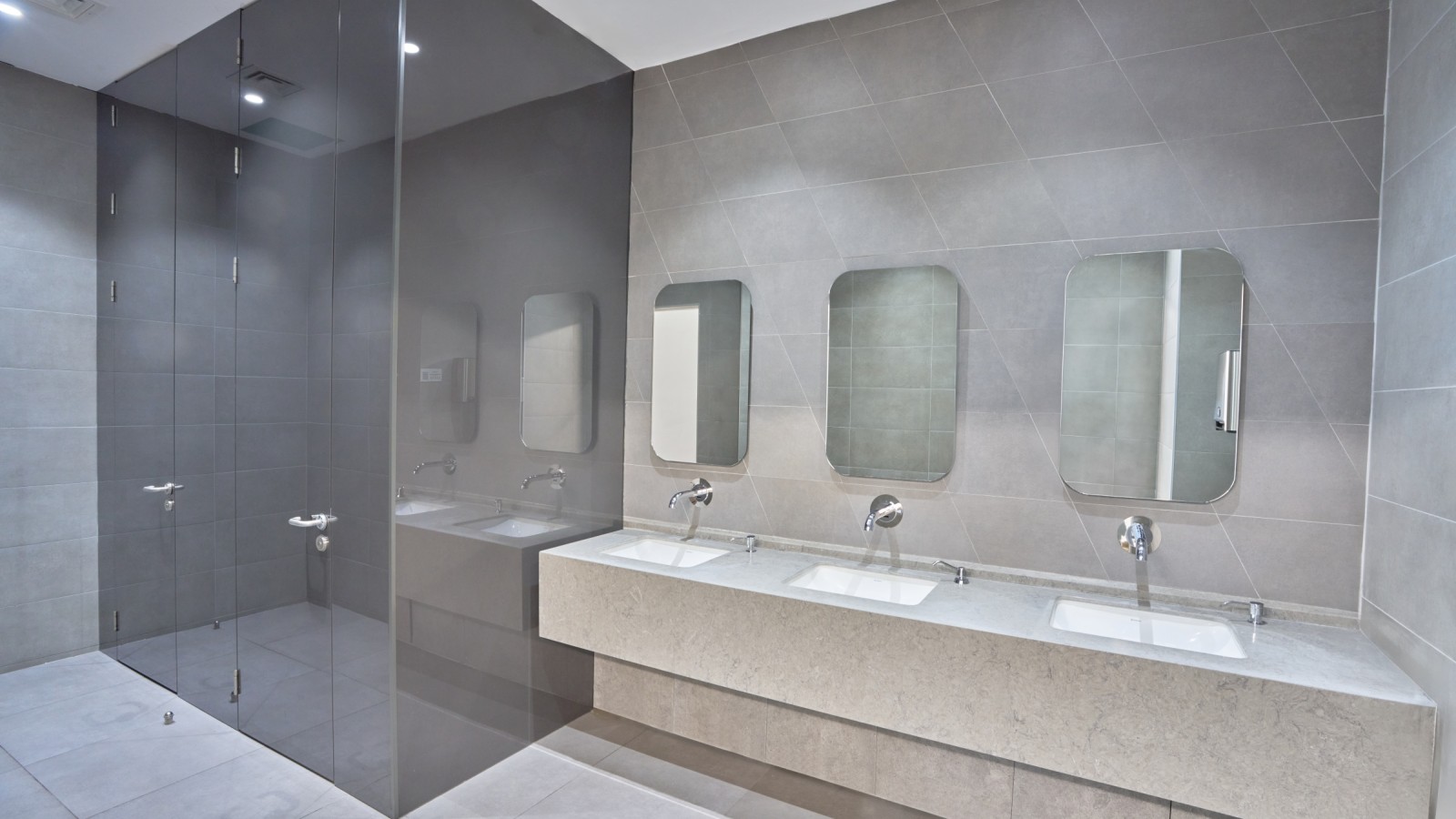 Simple and elegant: Geberit VariForm washbasin and Piave taps (© Oğuzhan Kasar)