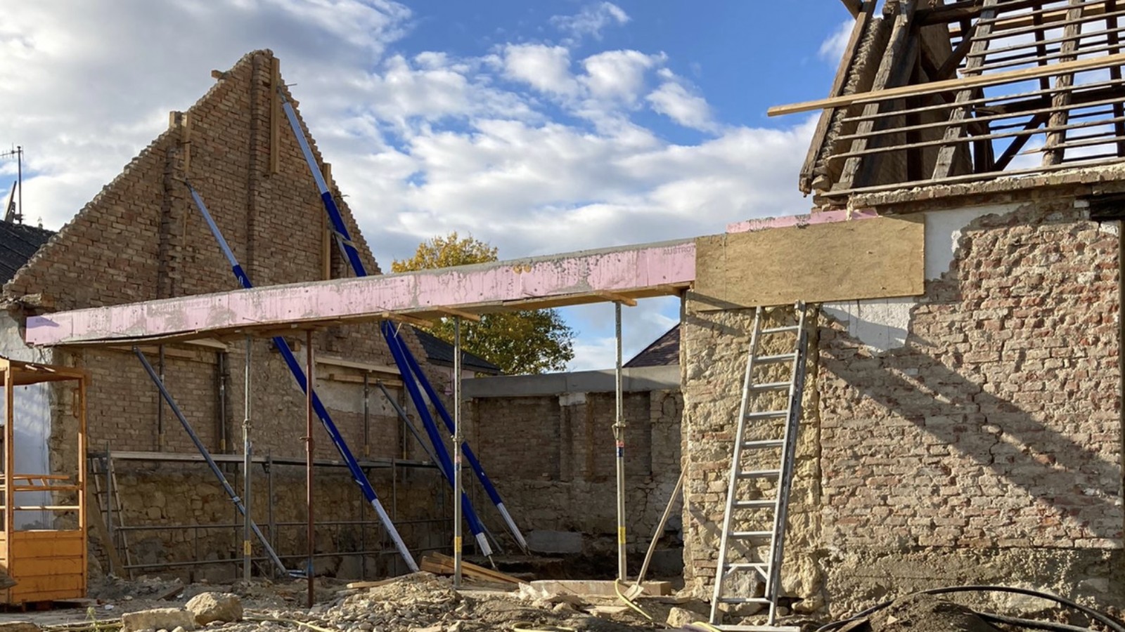 How it all began: the old barn in 2021 (© Anna W.)