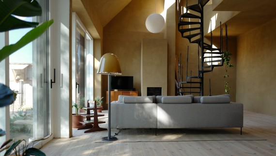 Flooded with light: the “Haus am Hof” is bright and inviting thanks to generous glazing (© Anna W.) Flooded with light: the “Haus am Hof” is bright and inviting thanks to generous glazing (© Anna W.)