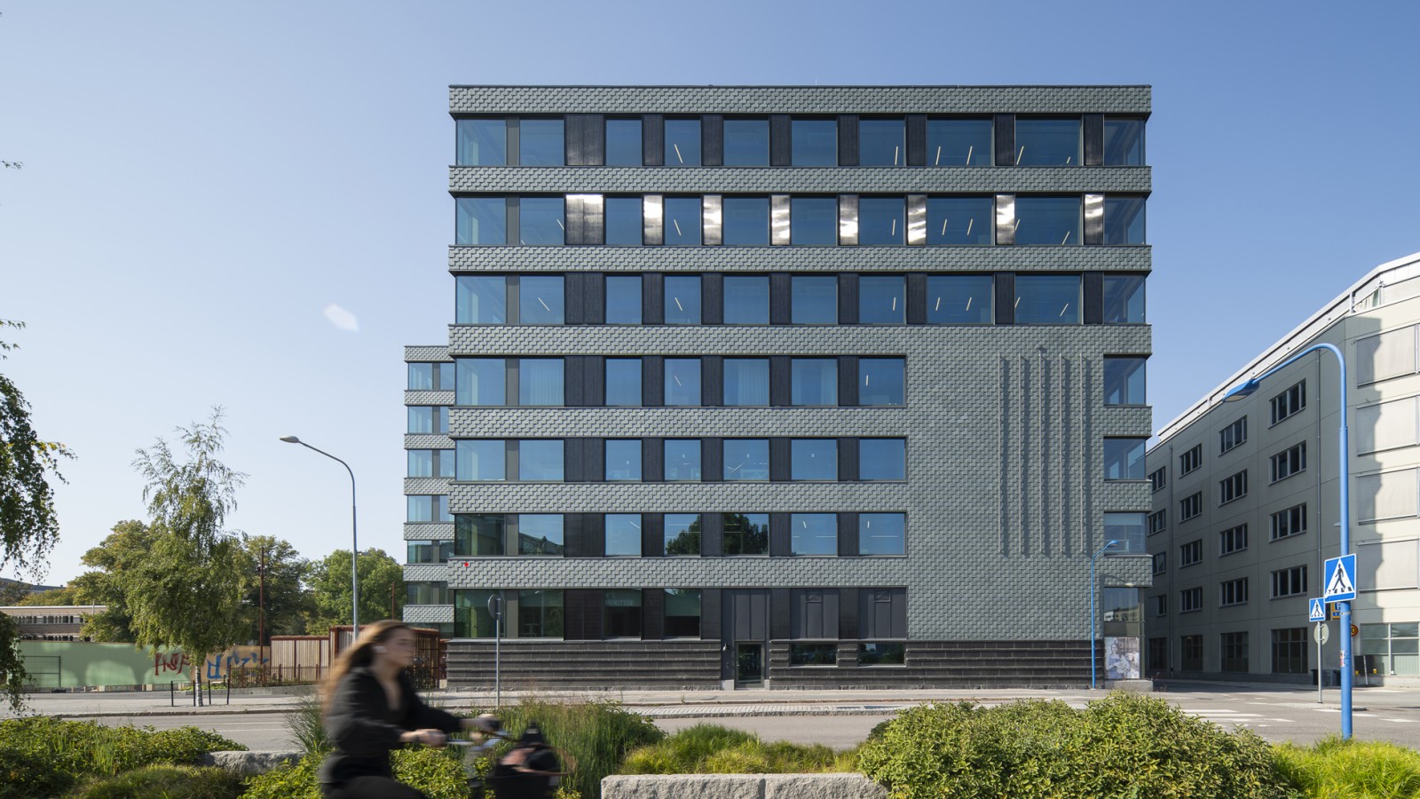 The façade made of slate and integrated solar panels ensures energy efficiency (© baraBild) The façade made of slate and integrated solar panels ensures energy efficiency (© baraBild)