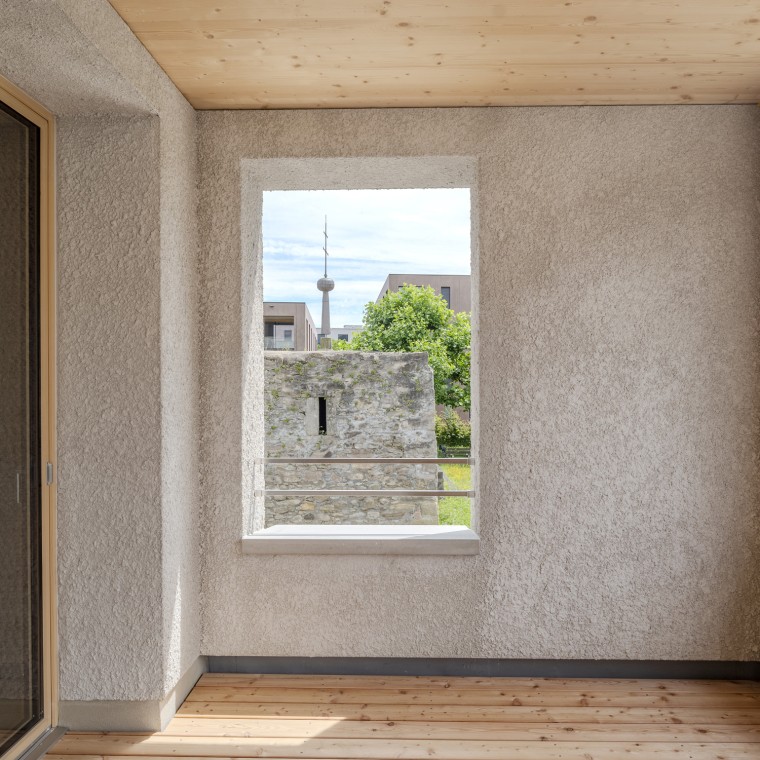 The balcony walls and the façade surface consist of lime plaster (© Openly / Jens Ellensohn) The balcony walls and the façade surface consist of lime plaster (© Openly / Jens Ellensohn)