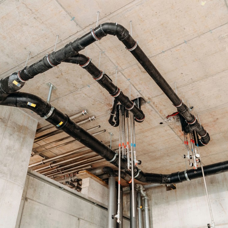 DS 90 residential high-rise: collector pipes in the entrance area