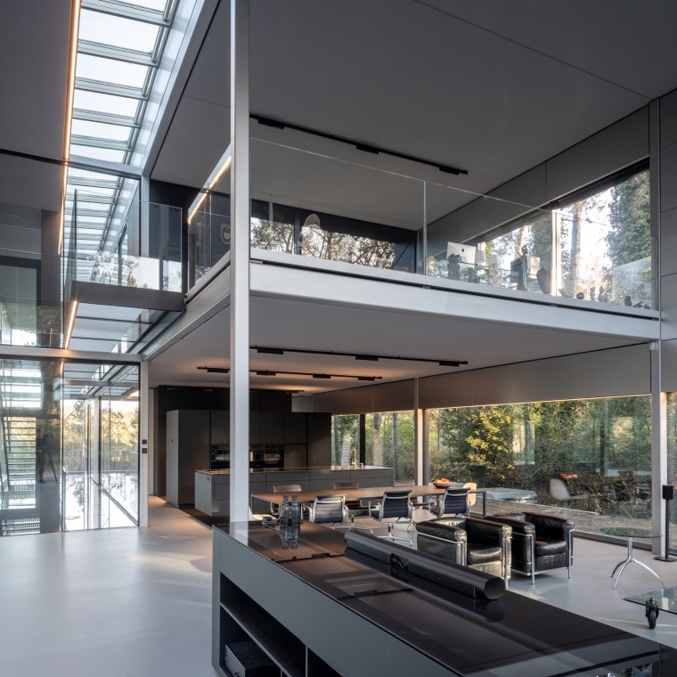 The building is almost entirely demountable and reusable (© Lucas van der Wee)