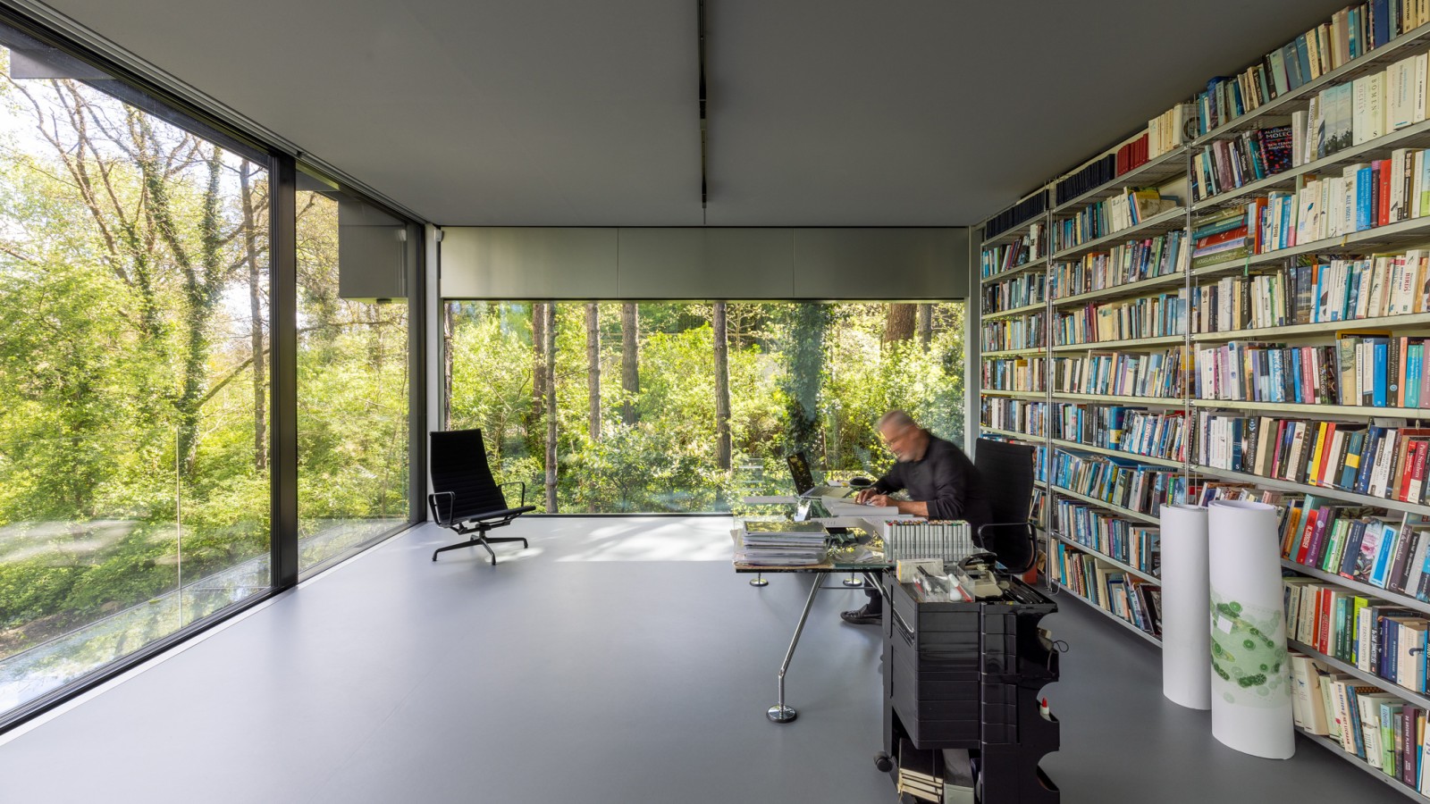 Where inside and outside merge: Jan Pesman in his office (© Lucas van der Wee)