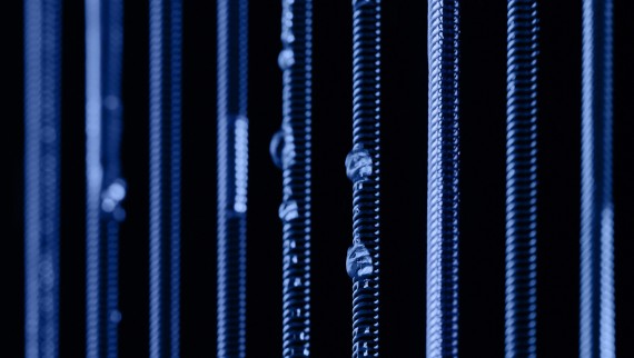 Water drops slide along tensioned springs (© Joan Minder) Water drops slide along tensioned springs (© Joan Minder)