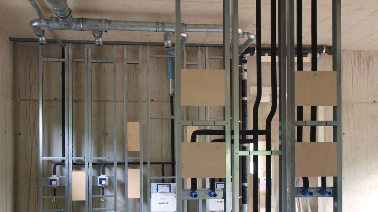 Few downpipes are needed for this - so the installation is relatively slim (© Geberit)