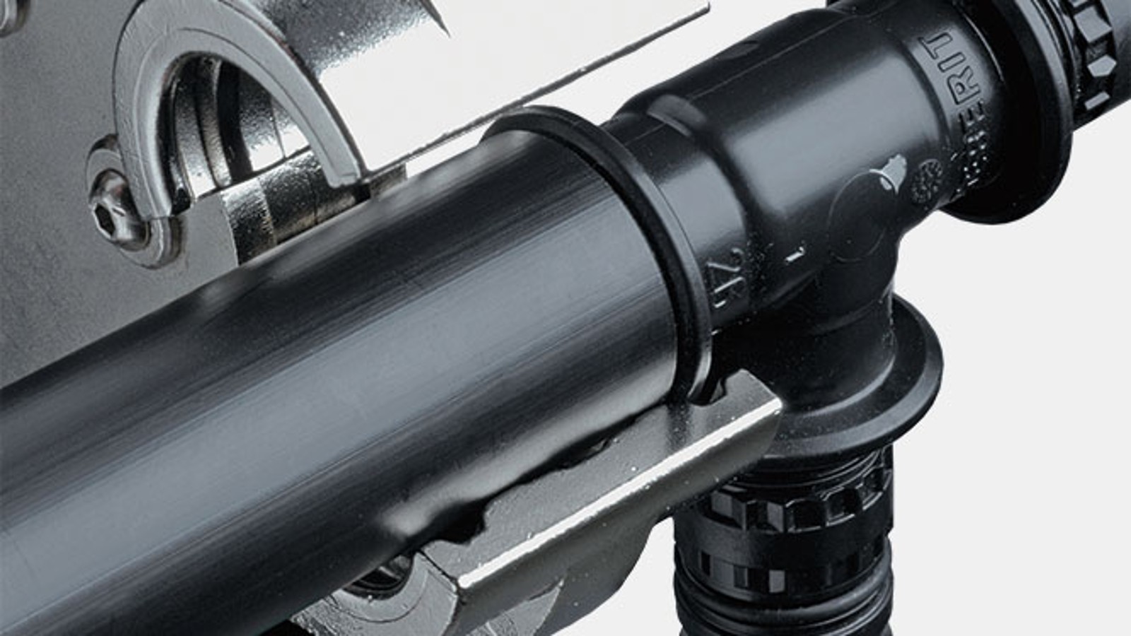 The pressing jaw guide prevents incorrect positioning with Geberit Mepla The pressing jaw guide prevents incorrect positioning with Geberit Mepla