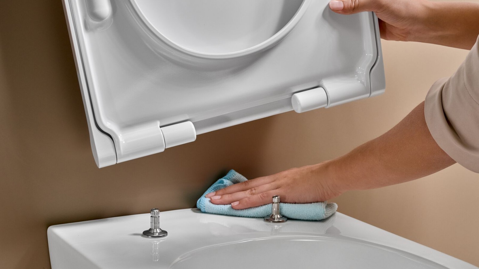 Removable WC seat for easy toilet cleaning Removable WC seat for easy toilet cleaning