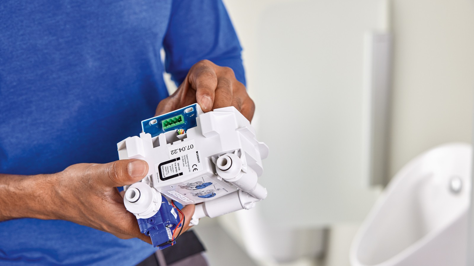 Installing the Geberit Bus converter in the integrated urinal flush control